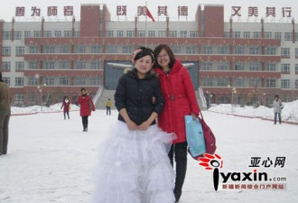 新疆女穿婚纱参加考试 监考老师祝福