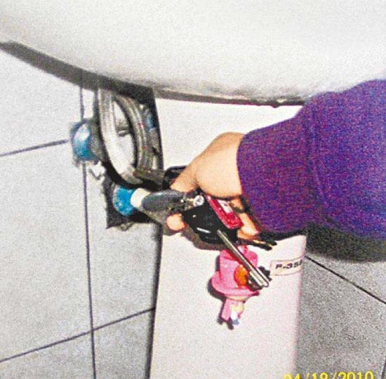 冷智群潜入女友与人合租的宿舍，在洗手台下装设针孔。图片来源：台湾媒体