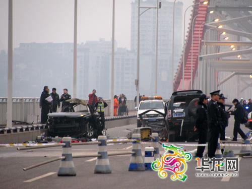 事故现场拉起了警戒线。记者 庞可 摄