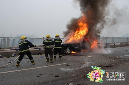 消防官兵正在扑灭轿车大火。江北消防供图 华龙网发
