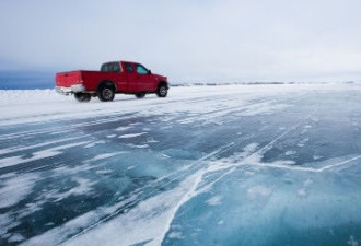 太刺激了！加拿大特色的“冰面高速”