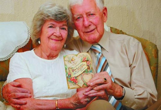 英国老夫妇至今仍用70年前情人节卡片