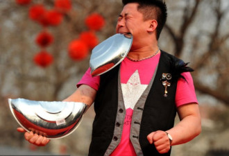 北京庙会奇人施绝活：牙齿撕裂不锈钢锅