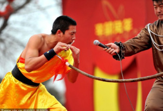 北京庙会奇人施绝活：牙齿撕裂不锈钢锅