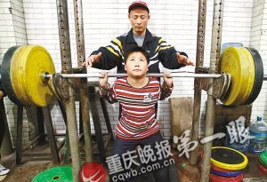 重庆9岁男孩天生神力 可举120公斤杠铃