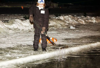 令人望而却步：俄罗斯群男女夜间冬泳