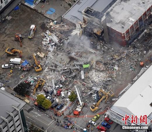 2月23日,新西兰克赖斯特彻奇市中心城区的CTV建筑废墟救援俯瞰图。