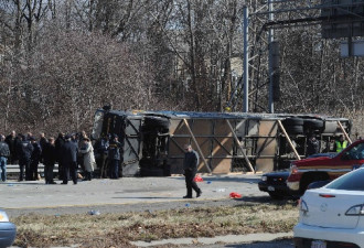 纽约大巴高速路侧翻13人死 多数为华人