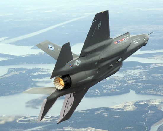 F-35A战斗机,加拿大是F-35项目的研制参与国,需要分担研制经费。但加拿大空军战斗机队规模仅约120架,现在已为研制采购65架F- 35,已花费300亿美元,平均约5亿美元一架。即便以后再采购F-35的价格有所下降,均摊起来可能也会接近3亿美元一架。