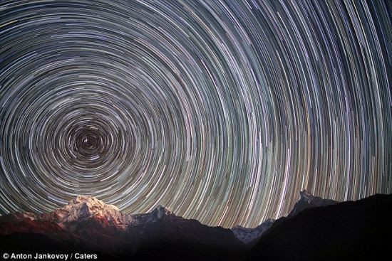 旋转的夜空：这是珠穆朗玛峰上空旋转的星空痕迹。乌克兰摄影师贾科维花费数月时间才拍到这张作品