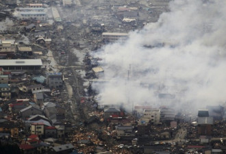 震灾区城市满目疮痍 人们鞠躬迎救援队