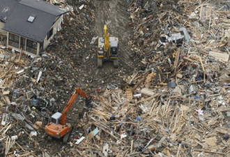 震灾区城市满目疮痍 人们鞠躬迎救援队