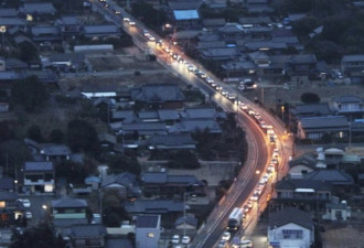 震灾区城市满目疮痍 人们鞠躬迎救援队