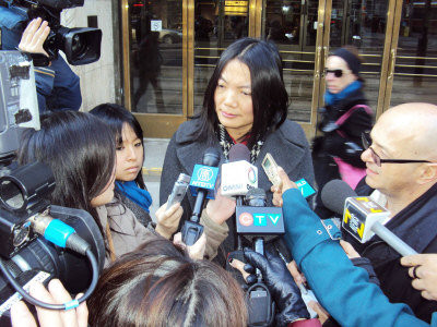 王海雲在法庭外接受記者採訪。（記者胡光／攝影） 