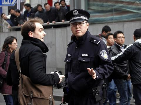 上海的警察2月27日要求外国记者离开网上呼吁举行抗议的场地