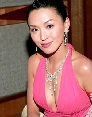 盘点亚姐25年胸战史:你以为亚姐是那么好当的(组图)