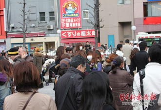 现场：东京瘫痪像难民营 万人流落街头