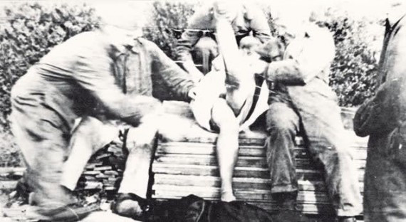 一张罕见老照片曝光：德军士兵侮辱乌克兰妇女(图)