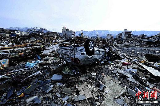 3月16日上午,日本岩手县大船渡市遭“3.11日本大地震”引发的大海啸袭击后的景象。中新社发 侯宇 摄