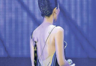 王菲个唱性感露背 40秒变法妆容惊艳