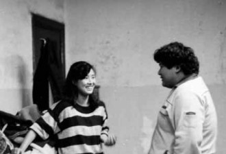 毛新宇罕见大学时期照片：与女生合影