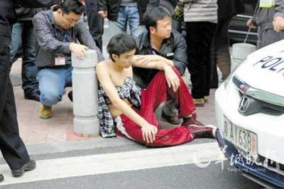 十余男子闹市追砍两手无寸铁学生 一人身中十刀