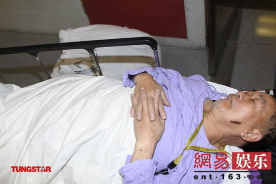 被撞老翁已被紧急送到玛丽医院。