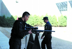 揭秘北京特警狙击手 一枪射中头顶苹果