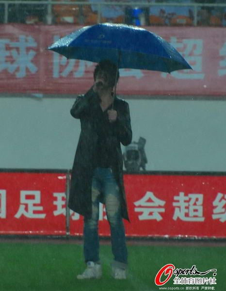 高清图集:韦唯阿信携众星冒雨献唱助阵恒大