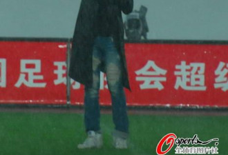 韦唯阿信携众星冒雨一展歌喉助阵恒大
