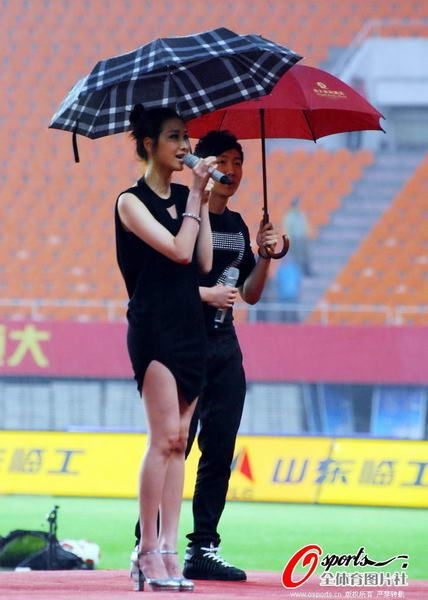 高清图集:韦唯阿信携众星冒雨献唱助阵恒大
