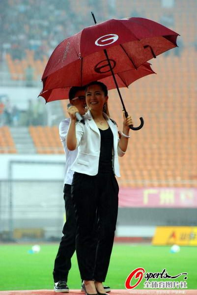 高清图集:韦唯阿信携众星冒雨献唱助阵恒大