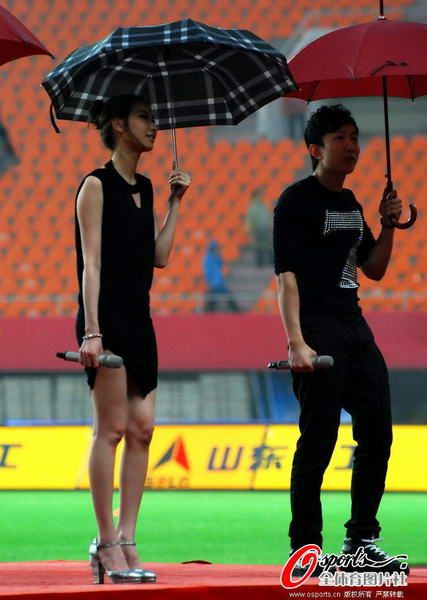 高清图集:韦唯阿信携众星冒雨献唱助阵恒大
