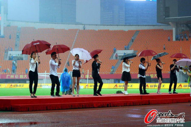 高清图集:韦唯阿信携众星冒雨献唱助阵恒大