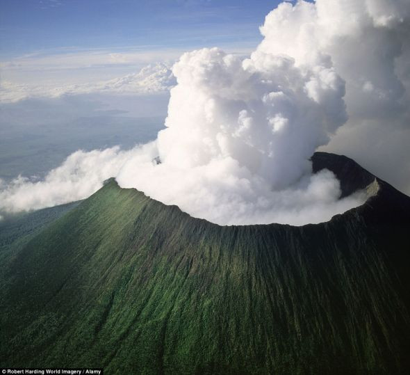 尼拉贡戈火山的鸟瞰图，它是位于维龙加国家公园维龙加山脉里的一座活火山。