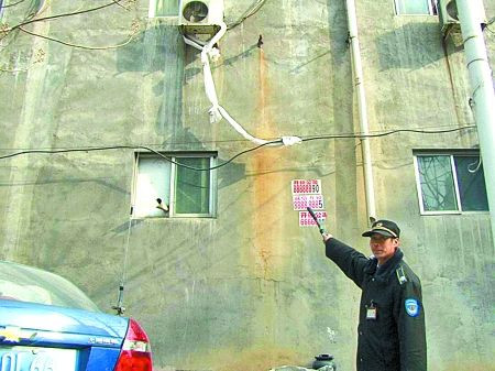 5男子浴池消费1100元拽床单滑下楼逃账