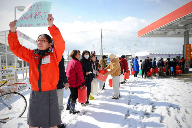 日本一名幸存灾民排队16小时加油死在车内(高清组图)