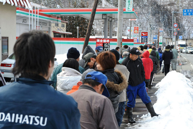 日本一名幸存灾民排队16小时加油死在车内(高清组图)