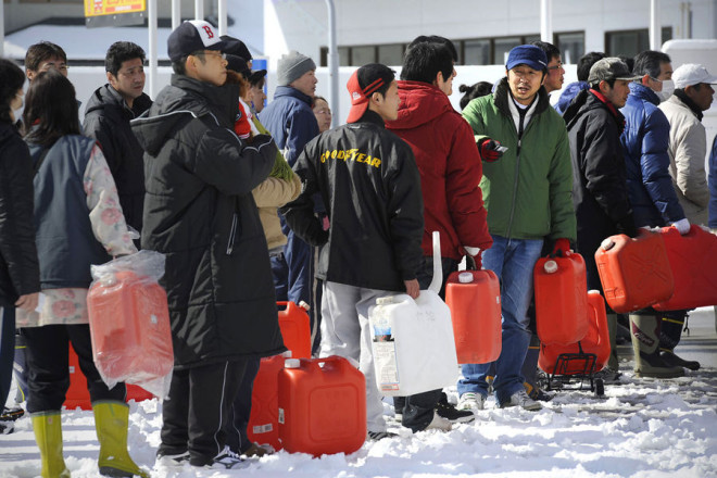 日本一名幸存灾民排队16小时加油死在车内(高清组图)