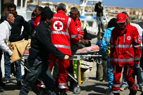 救援人员转移救治伤者。