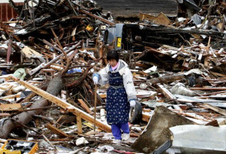 撑不住了！日本灾民在水沟里捡食物吃