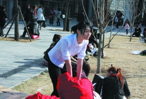 妙龄女大学生课外扛包挣钱感动众网友