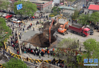 北京一城市道路发生塌陷 大货车被吞噬