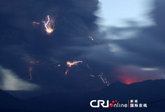 日本雾岛新燃岳火山再喷发 惊现火山雷