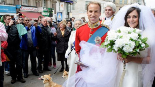 愚人节伦敦上演“皇室婚礼”，假威廉、凯特引围观