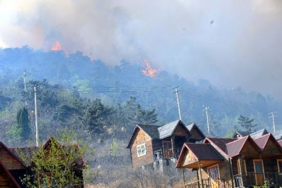 4月18日，大火威胁到群众的住房。当日，山东济南和泰安交界处的泰山余脉界首山发生多处森林大火。因风势较大，火情正向泰山方向蔓延。目前， 山东省正从周边县市调集消防力量扑救大火。新华社记者范长国摄