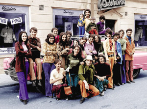 1971年，拉登（画圈处）和他的21个兄弟姐妹在瑞典合影，身后是拉登家族的一辆粉红色加长卡迪拉克轿车。