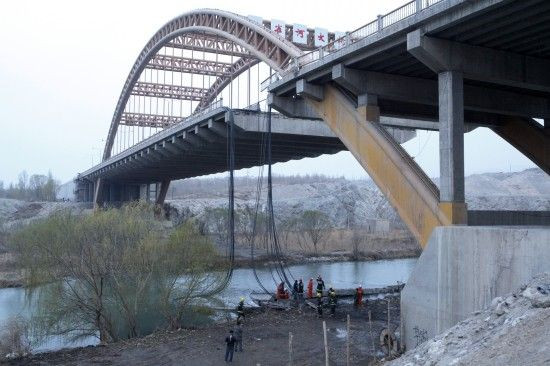 这是孔雀河大桥垮塌现场（4月12日摄）。