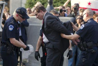 华盛顿市长在国会前当众被警察逮捕