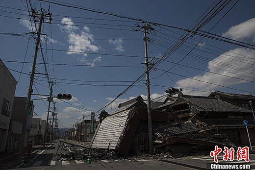    2011年4月12日，日本福岛距核电站约6公里处隔离区内的荒凉景象。当日日本将福岛第一核电站事故等级提高到最高级7级。